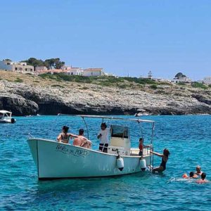 - la nostra barca durante un tour di gruppo - escursioni in barca alle grotte di santa maria di leuca